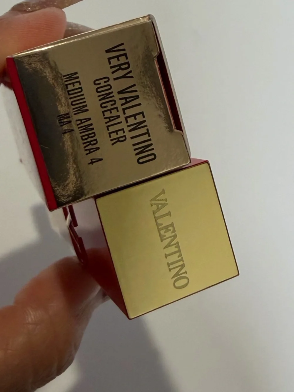 Very Valentino 24-Hour Wear Hydrating Concealer MEDIUM AMBRA 4